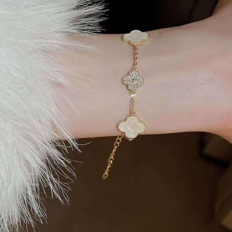 Four-leaf clover bracelet