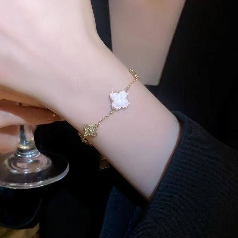 Four-leaf clover bracelet