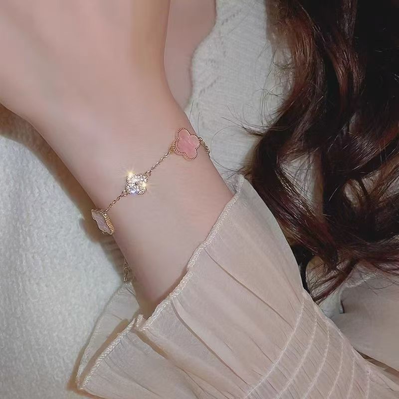 Four-leaf clover bracelet