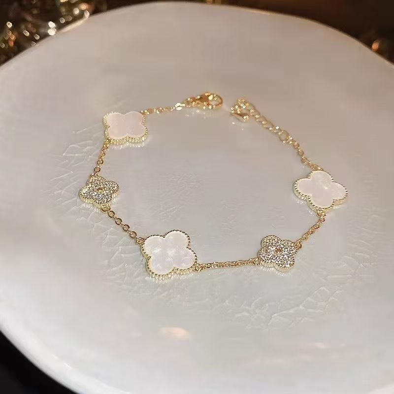 Four-leaf clover bracelet