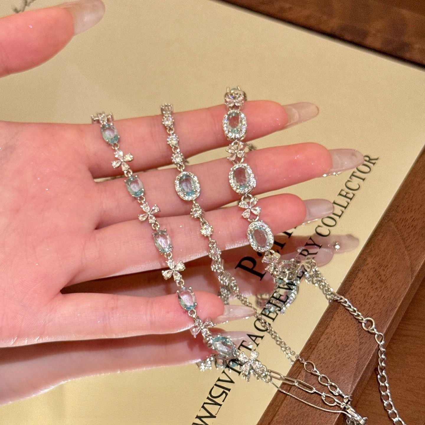 Zircon flower bracelet
