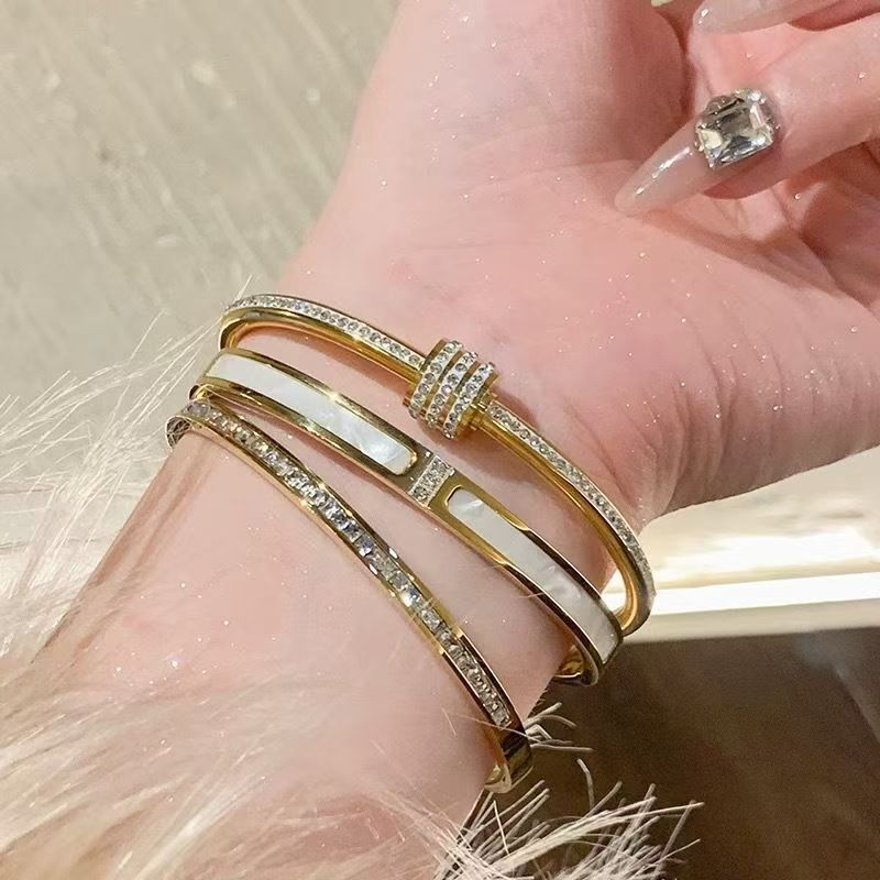 Classic style bracelet