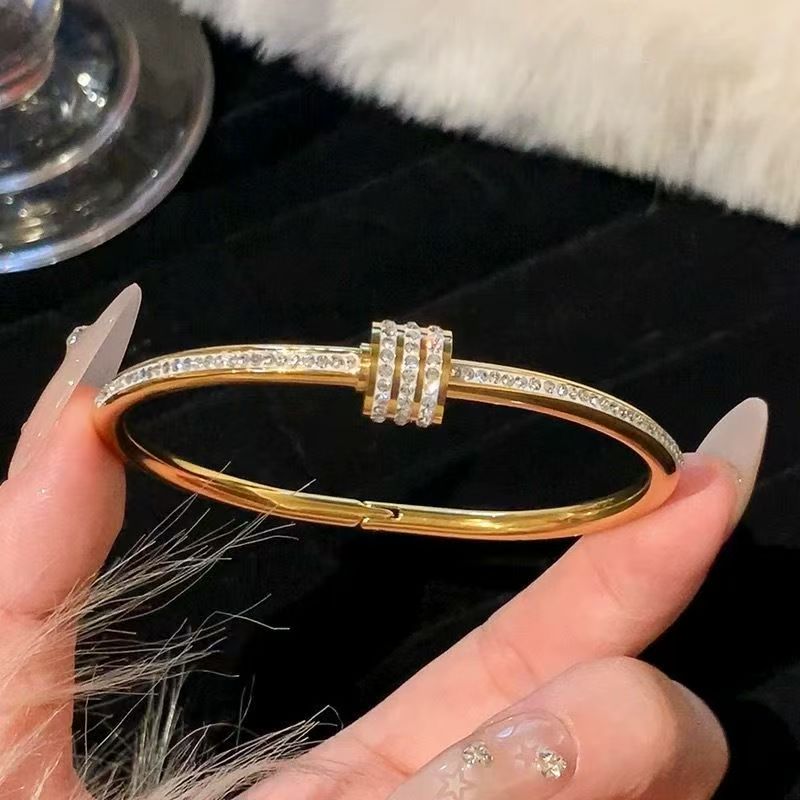 Classic style bracelet