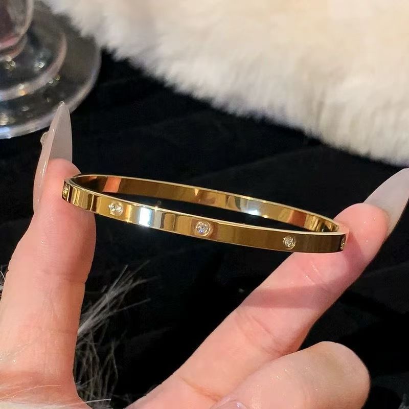 Classic style bracelet