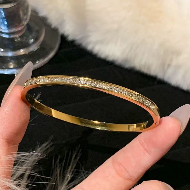 Classic style bracelet