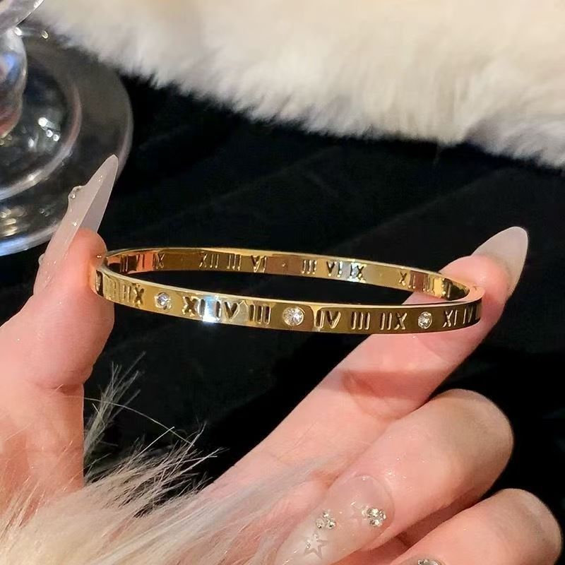 Classic style bracelet