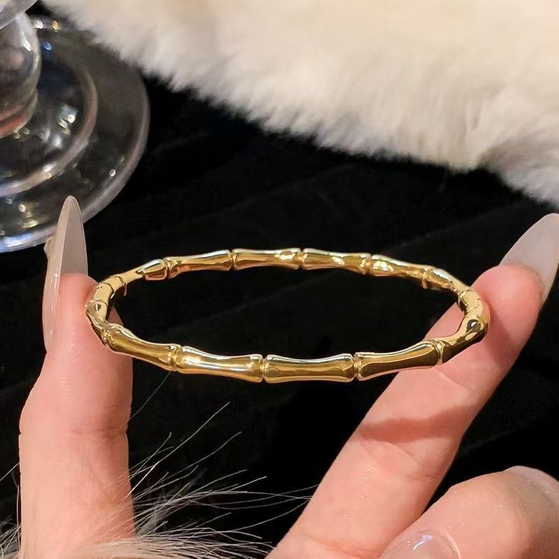 Classic style bracelet