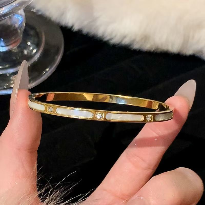 Classic style bracelet