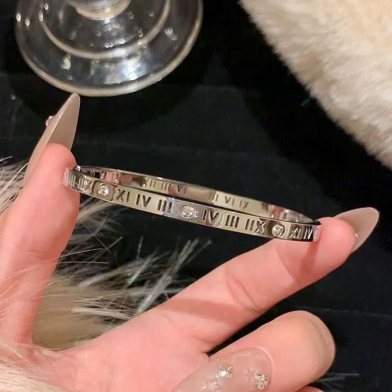 Classic style bracelet