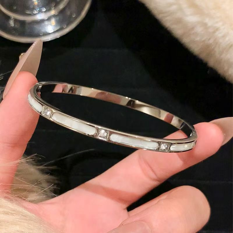 Classic style bracelet