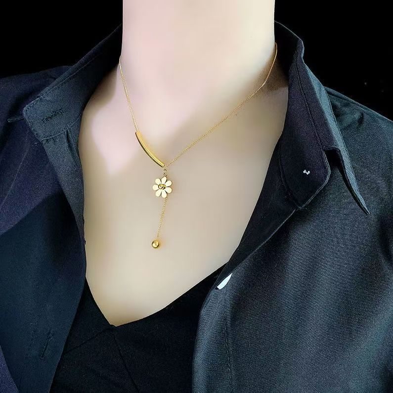 Daisy Tassel Necklace