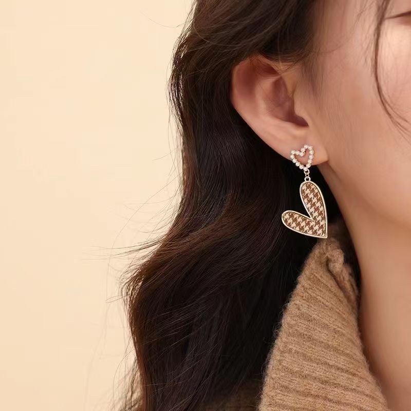 Vintage Brown Asymmetrical Double-Heart Pearl Tassel Earrings