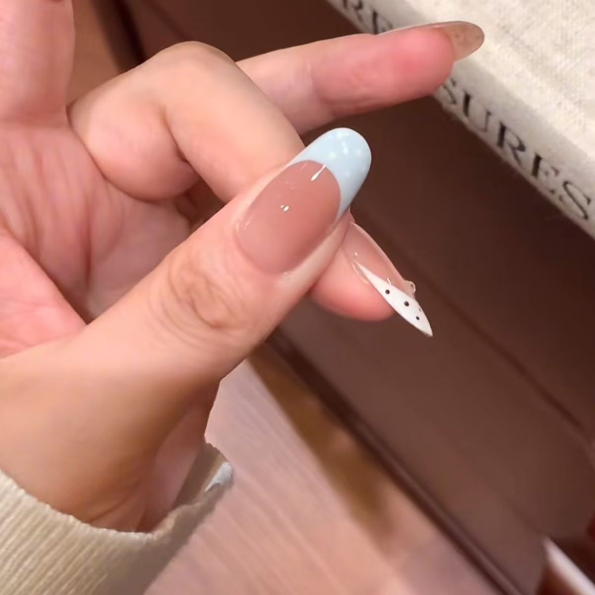 "Starry-Dot" Press-On Nails (Light Blue)